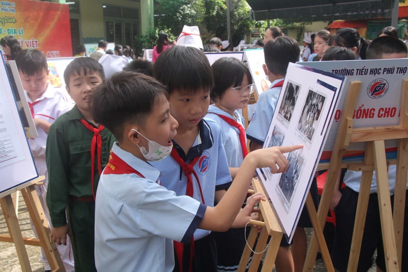 Học sinh Trường Tiểu học Phú Thọ (Quận 11, TPHCM) tìm hiểu “Góc Lịch sử - Địa lý” tại trường. ảnh 1