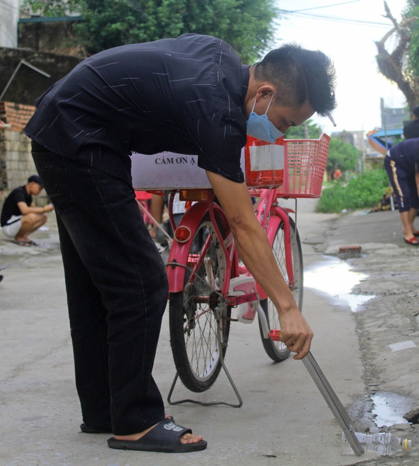 Anh Nguyễn Văn Nam nhặt lon chai rơi trên đường tại xã Minh Lộc (Hậu Lộc, Thanh Hóa). ảnh 1
