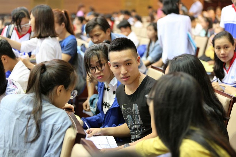 Tân sinh viên nhập học Trường Đại học Kinh tế TP Hồ Chí Minh. Ảnh: Website nhà trường ảnh 1