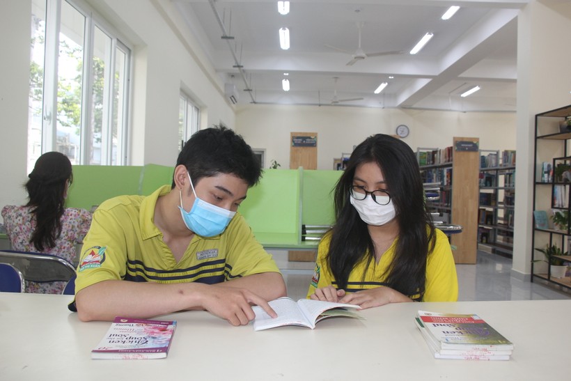 Học sinh Trường THPT Bùi Thị Xuân đọc sách tại thư viện. ảnh 1