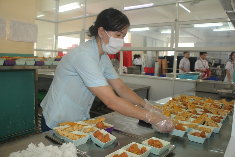 Nhân viên Trường THCS Nguyễn Du chuẩn bị bữa trưa cho học sinh. ảnh 1