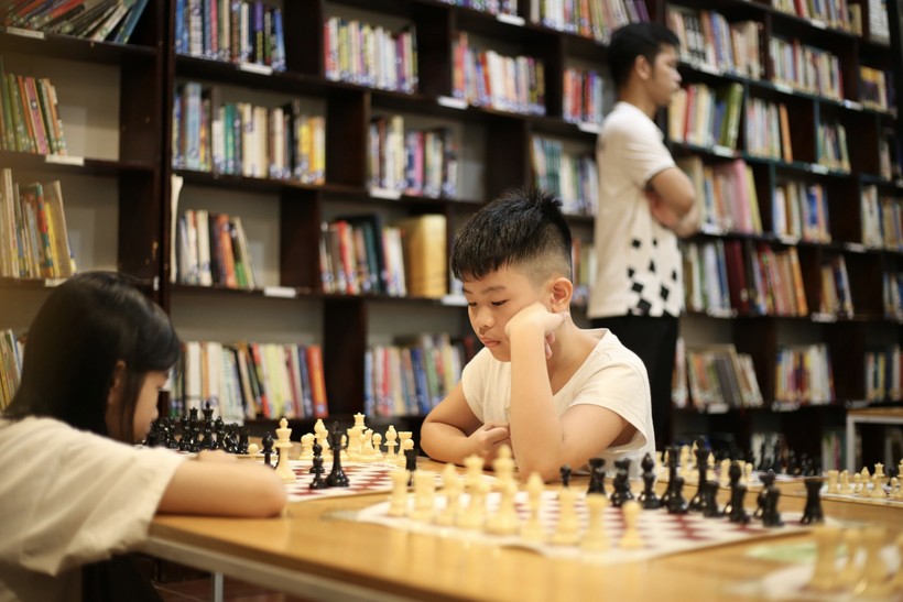 Không chỉ đọc sách, các em nhỏ có thể tham gia các hoạt động giải trí ở thư viện Dương Liễu. ảnh 1