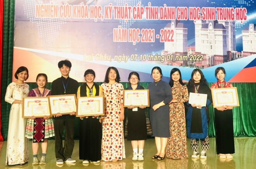 Học sinh Trường PTDTNT tỉnh Lai Châu đạt giải trong cuộc thi Khoa học kỹ thuật. ảnh 1