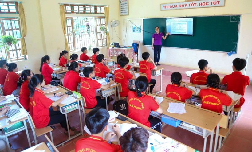 Học sinh lớp 6 Trường PT DTNT THCS huyện Quế Phong, Nghệ An được hướng dẫn quy định sinh hoạt tập thể. ảnh 1