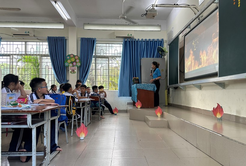Giờ học kỹ năng thoát nạn khi xảy ra cháy nổ của học sinh Trường Tiểu học Nguyễn An Ninh (TP Biên Hòa, Đồng Nai). ảnh 1