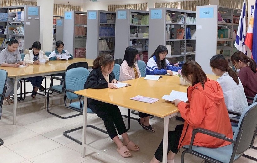 Sinh viên Cao đẳng 20 Mầm non 2 học tại thư viện Phân hiệu Đại học Thái Nguyên tại tỉnh Lào Cai. ảnh 1
