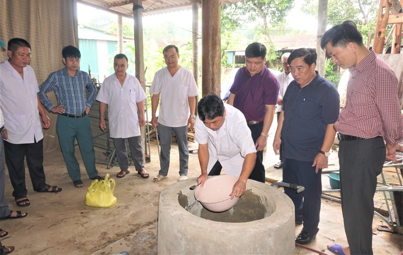 Huyện Hương Khê (Hà Tĩnh) phối hợp cùng các ngành chức năng kiểm tra và vệ sinh nguồn nước tại khu dân cư và trường học trên địa bàn. ảnh 3