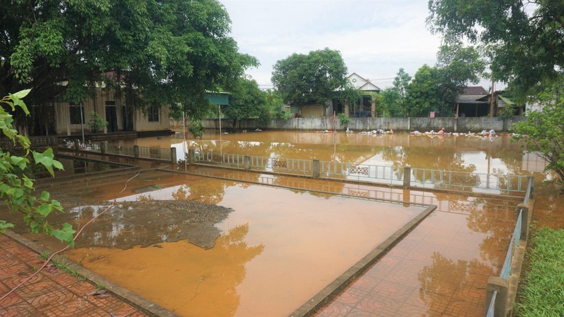 Trường THCS Hòa Hải (Hương Khê, Hà Tĩnh) ngập lụt do mưa lũ. ảnh 2