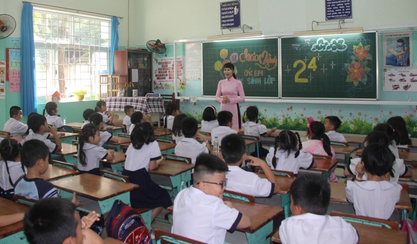 Giáo viên Trường Tiểu học Lê Văn Việt (TP Thủ Đức) hướng dẫn học sinh giữ gìn vệ sinh chung. ảnh 1