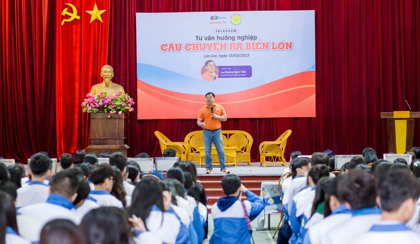 Trường THPT chuyên Lào Cai mời chuyên gia về hướng nghiệp cho học sinh. Ảnh: NT ảnh 1