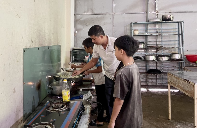 Thầy Nguyễn Văn Đạt hướng dẫn học sinh lớp 6 nấu ăn. ảnh 2