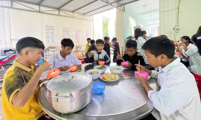 Học sinh làng Kon Tủ ăn uống ngon lành với bữa cơm tự nấu. ảnh 3