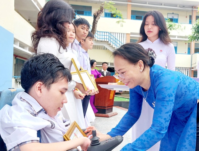 Bà Huỳnh Thị Diễm Ngọc, Phó Chủ tịch UBND tỉnh Sóc Trăng khen thưởng em Nguyễn Thành Nghị. ảnh 1