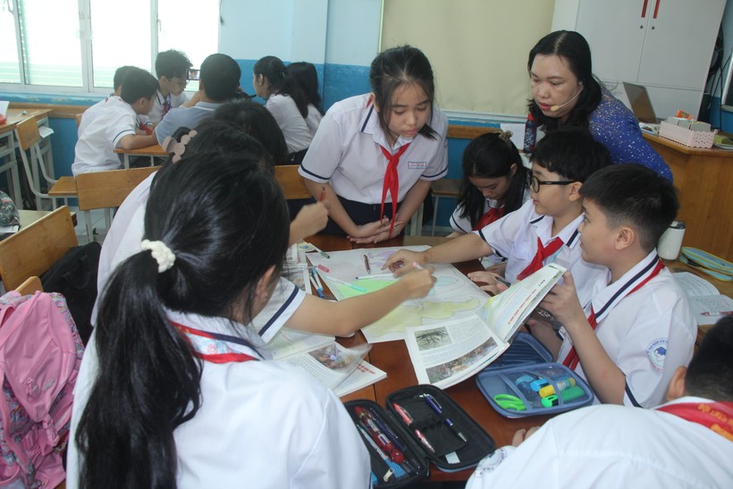 Học sinh Trường THCS Nguyễn Du (Quận 1, TPHCM) trong giờ học môn Lịch sử - Địa lý. Ảnh: TG ảnh 2