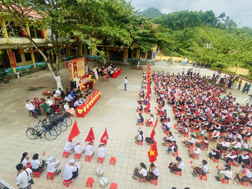 Trường Phổ thông Dân tộc Bán trú Tiểu học và THCS Lâm Thủy, tỉnh Quảng Bình khai giảng năm học 2023 - 2024. ảnh 1