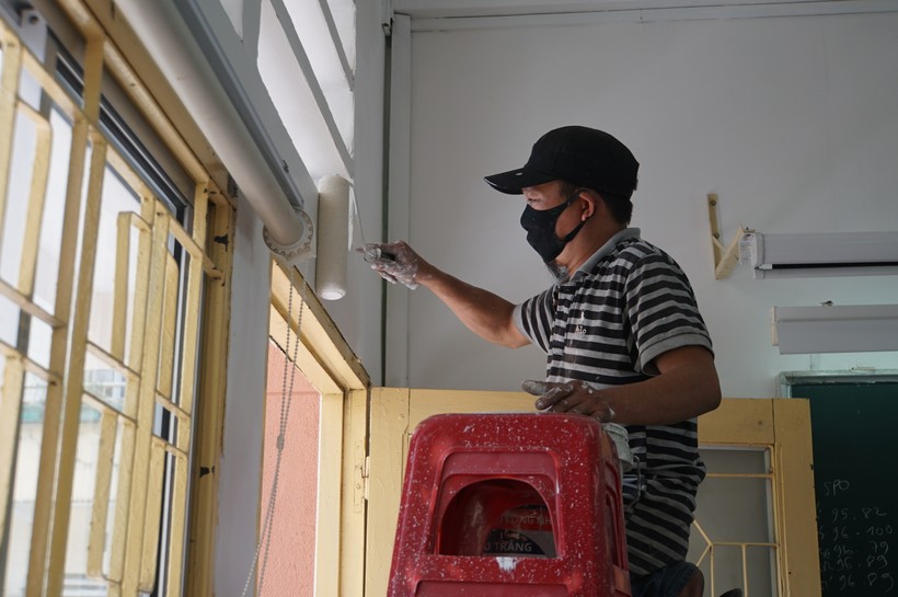 Trường THCS Minh Đức (Quận 1, TPHCM) sơn sửa lại phòng học. Ảnh: Mạnh Tùng ảnh 2