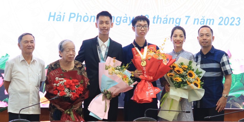 Nguyễn An Thịnh (giữa) đoạt Huy chương Vàng Olympic Toán học quốc tế cùng gia đình trong lễ vinh danh. ảnh 1