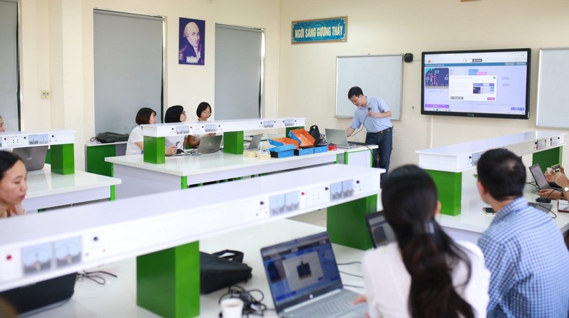 Giáo viên Trường THPT Phan Huy Chú (quận Đống Đa, Hà Nội) chia sẻ kiến thức về áp dụng CNTT trong giảng dạy. Ảnh: Vân Anh ảnh 1