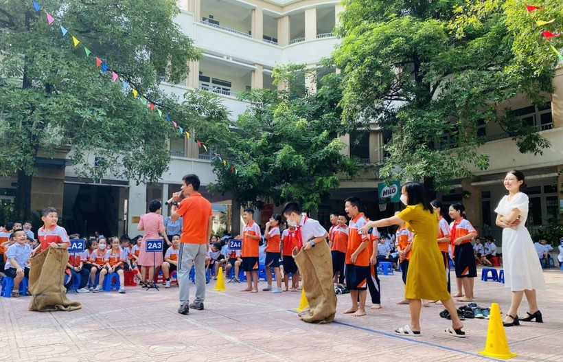 Học sinh Trường Tiểu học Tam Khương hào hứng với các trò chơi dân gian. Ảnh: Việt Cường ảnh 1
