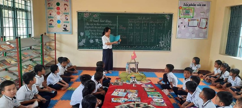 Hoạt động giới thiệu sách tại Trường Tiểu học Lê Lợi (buôn M'Hăng, xã Cư Huê, huyện Ea Kar, Đắk Lắk). Ảnh nhà trường cung cấp. ảnh 1