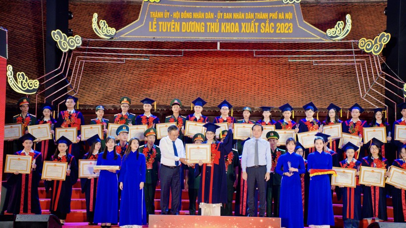 Ngô Thị Hằng tại lễ vinh danh do UBND TP Hà Nội tổ chức. ảnh 1