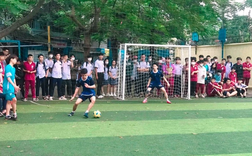 Học sinh Trường THPT Lý Thái Tổ (quận Gò Vấp) tham gia hoạt động thể thao do trường tổ chức. Ảnh: TG ảnh 1