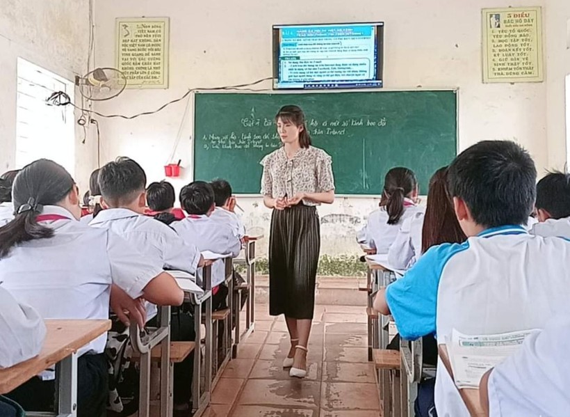 Cô giáo Lê Thị Hằng – giáo viên Tin học, Trường THCS Hải Hà (Nghi Sơn, tỉnh Thanh Hóa) trong giờ lên lớp. Ảnh: NVCC ảnh 1