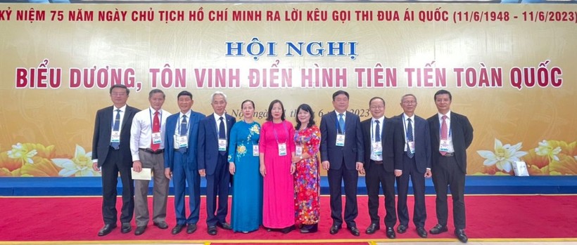 PGS.TS Trần Thị Thu Hà (thứ 6 từ trái qua phải) tại Hội nghị biểu dương, tôn vinh điển hình tiên tiến toàn quốc năm 2023. Ảnh: NVCC ảnh 1