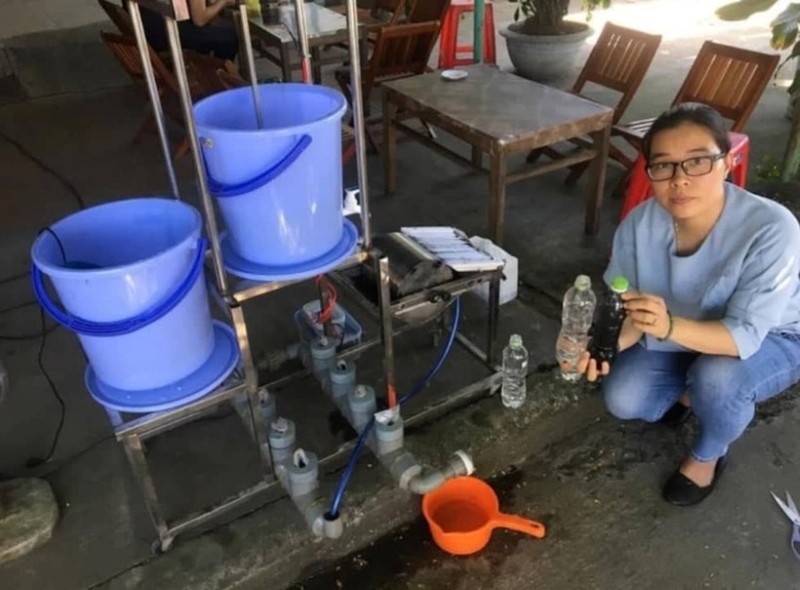 PGS.TS Lê Thị Xuân Thùy với sáng chế thiết bị lọc nước ngầm đa tầng thử nghiệm tại một số hộ gia đình. Ảnh: NVCC ảnh 1