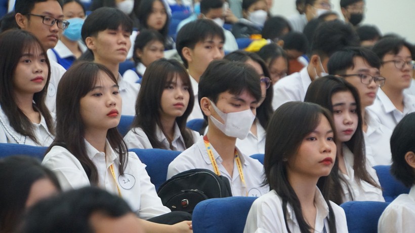 Tân sinh viên Trường Đại học Sài Gòn trong ngày khai giảng năm học 2023 - 2024. Ảnh: Mạnh Tùng ảnh 1