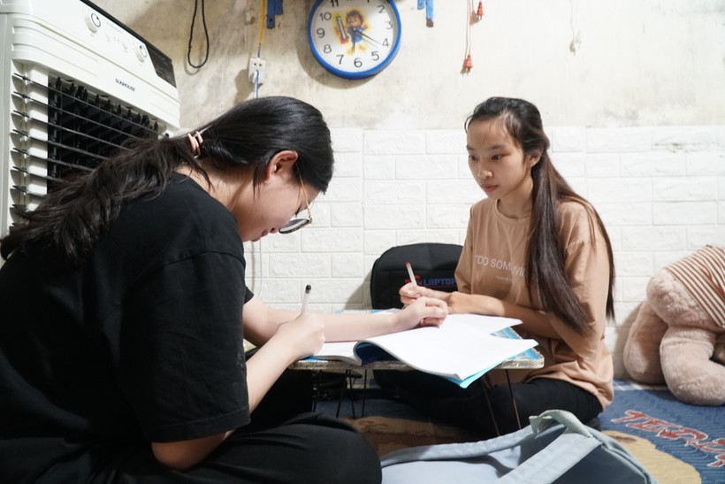 Nguyễn Thị Tú Anh dạy tiếng Trung tại nhà cho học sinh. ảnh 1
