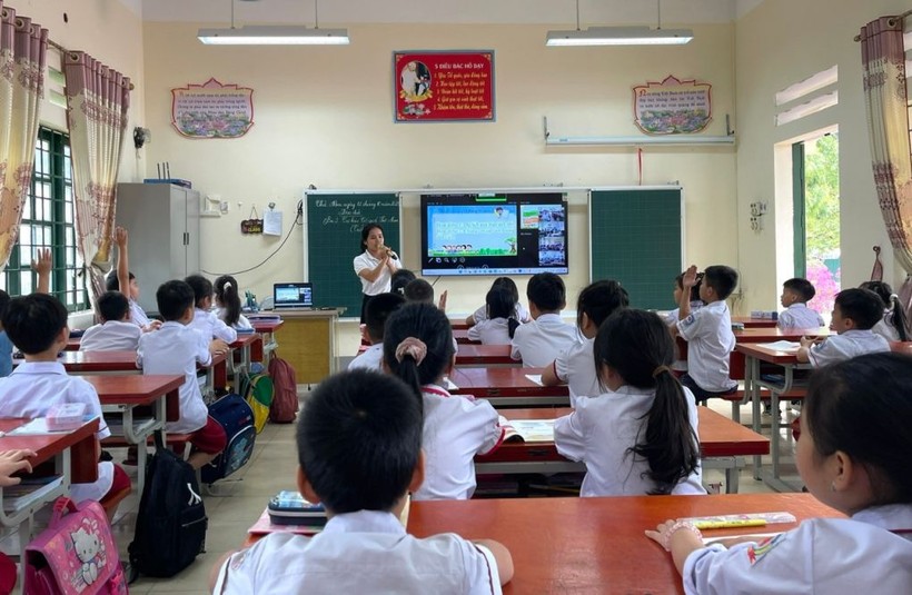 Tiết học kết nối của Trường Tiểu học Nam Cường, thành phố Lào Cai tìm hiểu về Văn Miếu - Quốc Tử Giám.