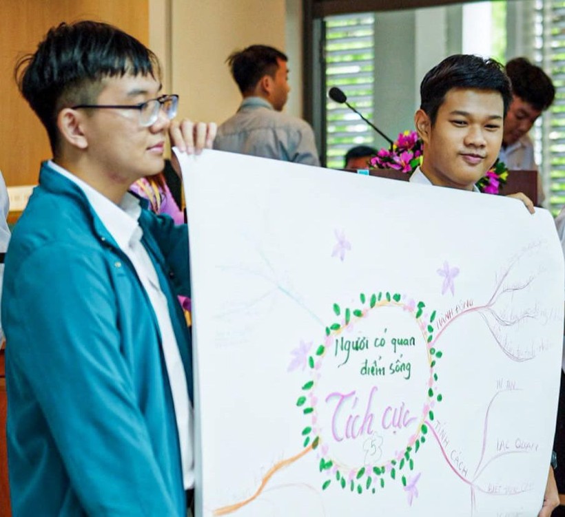 Học sinh Trường THPT Phan Châu Trinh (TP Đà Nẵng) tham gia sinh hoạt CLB Kỹ năng phục vụ các chuyên đề đổi mới học tập như sử dụng sơ đồ tư duy, biểu diễn tiểu phẩm… Ảnh: NTCC