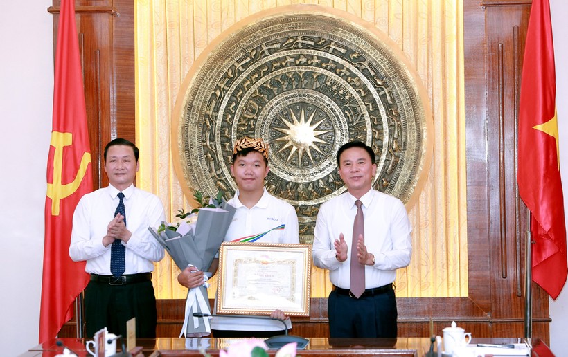 Bí thư Tỉnh ủy Thanh Hóa Đỗ Trọng Hưng (phải) và Chủ tịch UBND tỉnh Đỗ Minh Tuấn (trái) trao thưởng cho Lê Xuân Mạnh.