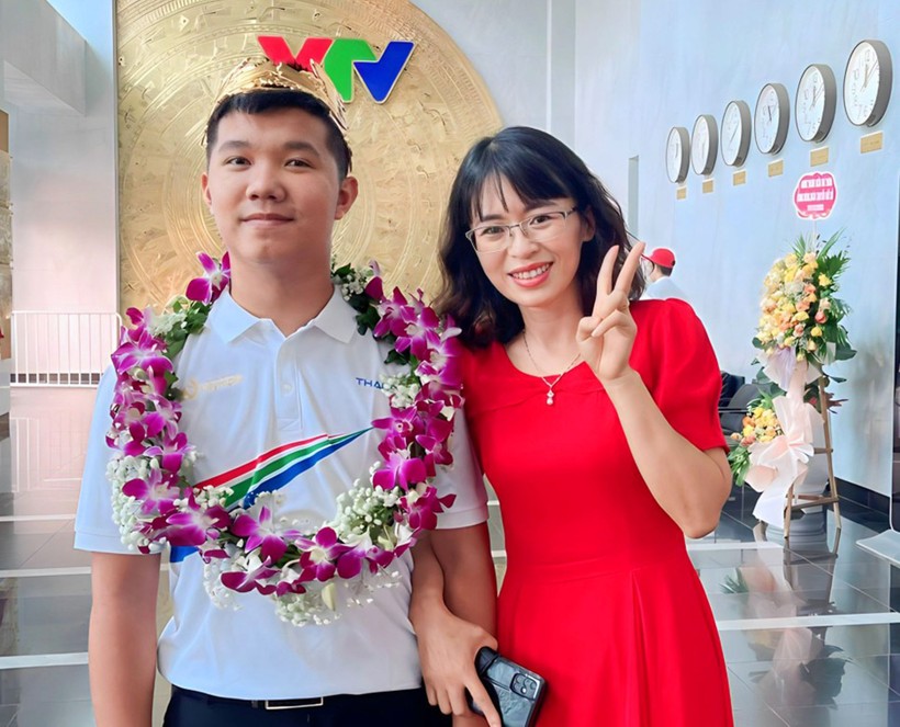 Xuân Mạnh và cô giáo Trần Thị Xuân, Trường THPT Hàm Rồng.