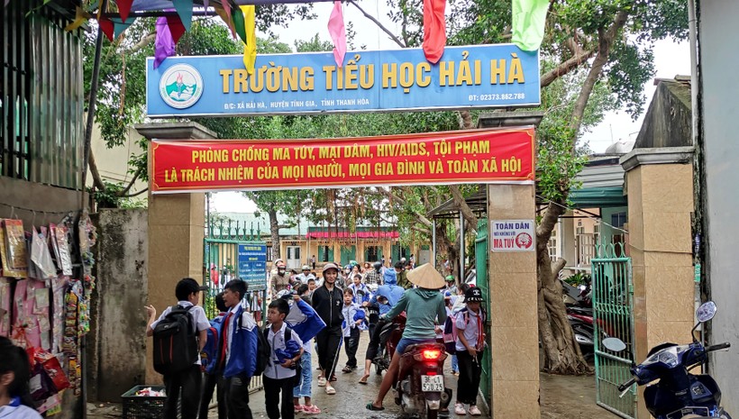 Học sinh Trường Tiểu học Hải Hà, thị xã Nghi Sơn (Thanh Hóa) trong giờ tan học.