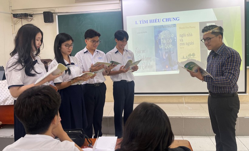 Tiết dạy của thầy Võ Minh Nghĩa - giáo viên Ngữ văn Trường THPT Nguyễn Du. Ảnh: Hồ Phúc