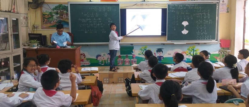Thầy trò Trường Tiểu học Thụy Sơn (Thái Thụy, Thái Bình) trong giờ học. Ảnh: NTCC