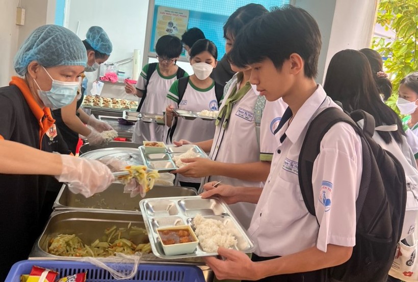 Học sinh Trường THPT Nguyễn Thị Diệu (Quận 3, TPHCM) trong giờ ăn bán trú. Ảnh: Hồ Phúc