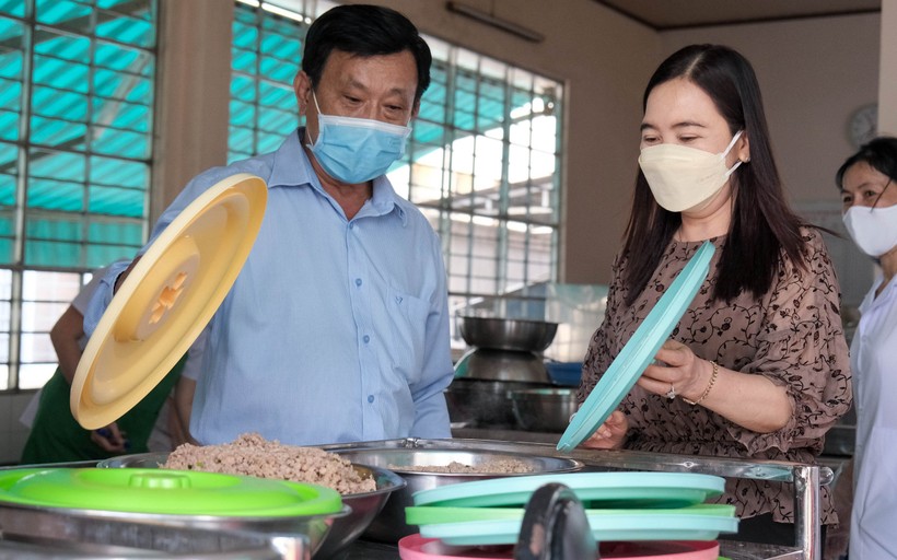 Ông Nguyễn Hữu Nhân kiểm tra thực tế bếp ăn tại Trường Tiểu học Ngô Quyền (quận Ninh Kiều, TP Cần Thơ).