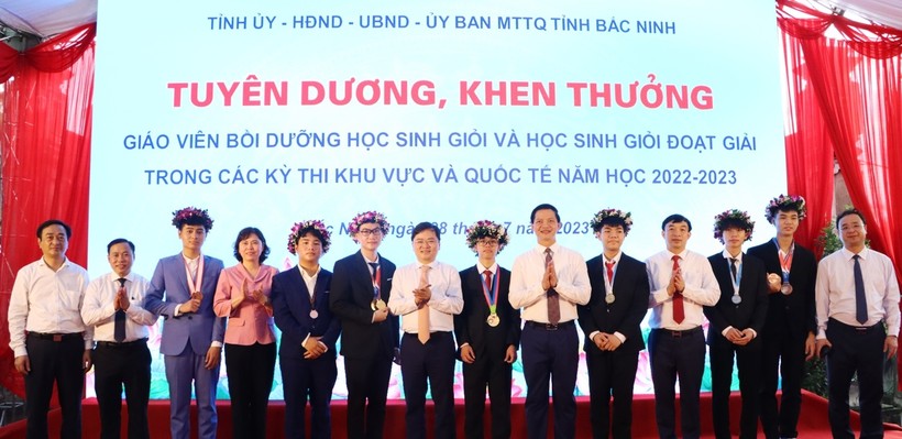 Lãnh đạo tỉnh Bắc Ninh, Sở GD&ĐT chúc mừng HSG đoạt giải trong các kỳ thi khu vực và quốc tế. Ảnh: Đăng Chung