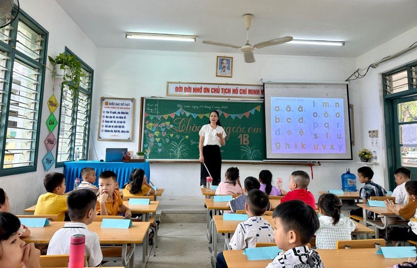 Cô Phạm Thị Hợp - Trường Tiểu học thị trấn Bình Liêu và học trò trong giờ học. Ảnh: NVCC