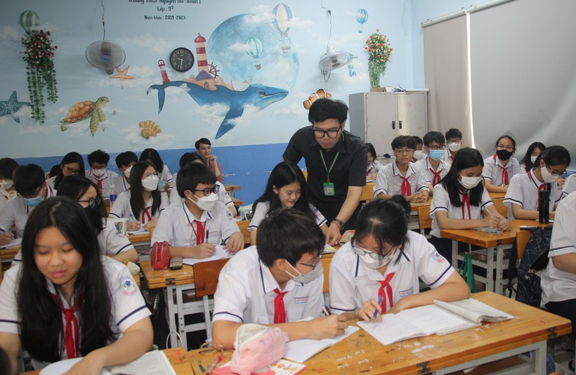 Thầy Võ Kim Bảo luôn quan tâm đến việc giáo dục học sinh về đạo đức, lối sống và kỹ năng sử dụng mạng xã hội văn minh. Ảnh: TG
