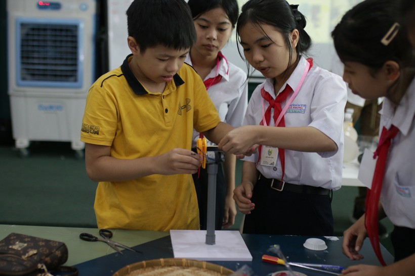 Học sinh Trường THCS Quế Phong (huyện Quế Sơn, tỉnh Quảng Nam) trải nghiệm làm tua bin gió tại Không gian sáng chế của Viện Nghiên cứu và Đào tạo Việt – Anh, ĐH Đà Nẵng. Ảnh: NTCC