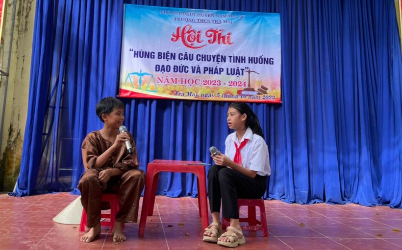 Học sinh Trường THCS Trà Mai tham gia hội thi Hùng biện câu chuyện tình huống đạo đức và pháp luật năm học 2023 – 2024. (Ảnh: NTCC)