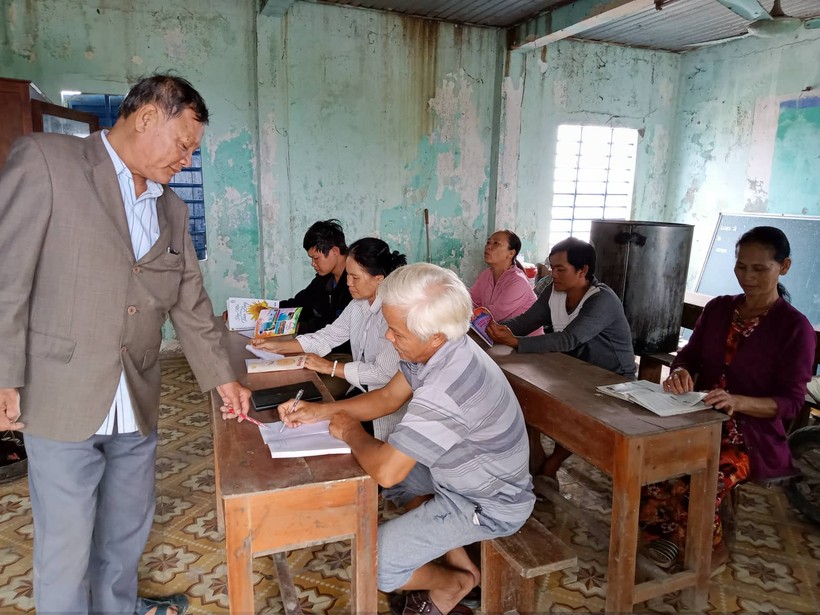 Lớp học xóa mù dành cho người lớn tuổi, tổ chức tại nhà thầy Hòa ở thôn Đập Góc.