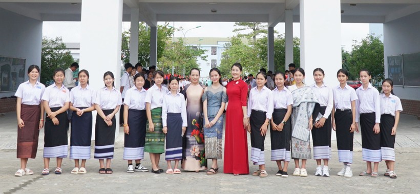 Lưu học sinh Lào cùng cô giáo chủ nhiệm và các bạn mới tại Trường Phổ thông DTNT THPT số 2 Nghệ An. Ảnh: Ngọc Sơn