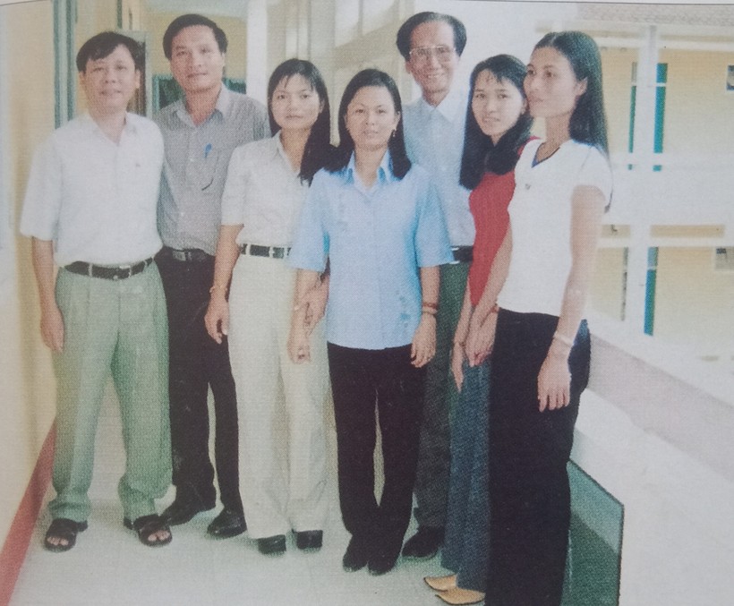 Giáo sư Phan Trọng Luận (thứ 3 từ phải sang) và học viên lớp Cao học Ngữ văn, Đại học Huế, năm 2003. Ảnh tư liệu