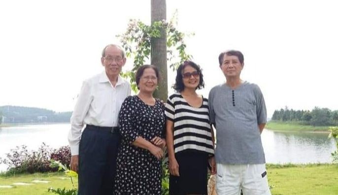 Vợ chồng TSKH Phạm Đỗ Nhật Tiến (bên phải) trong một bức ảnh chụp cùng vợ chồng GS.TS Trần Hồng Quân (bên trái). Ảnh: NVCC