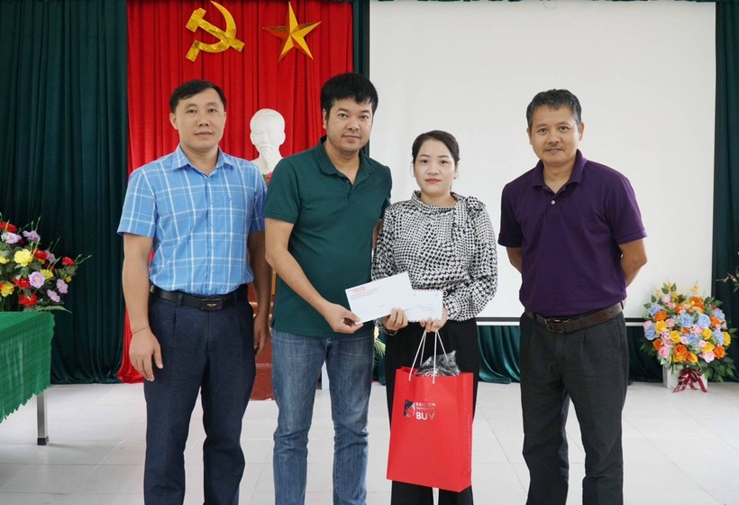 Đại diện Báo GD&TĐ trao quà thăm hỏi cho giáo viên Trường Phổ thông DTBT THCS Lưu Kiền gặp tai nạn do sạt lở đất trên đường đi dạy về. Ảnh: Hồ Lài